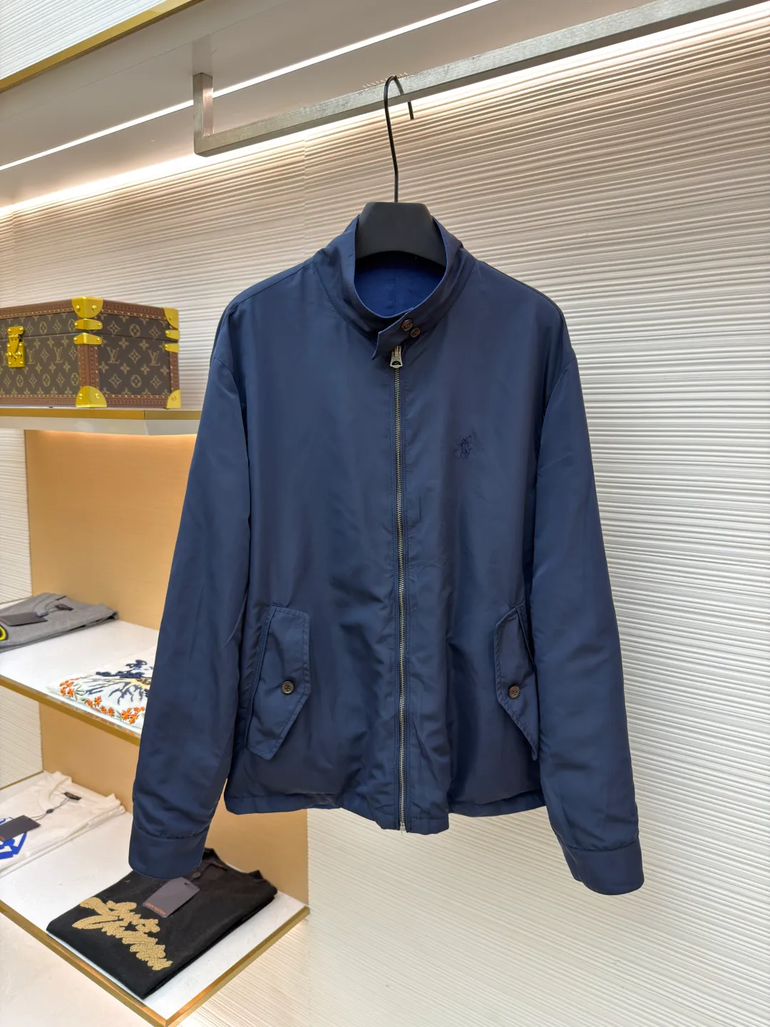 P630 Ralph Lauren logo embroidered reversible jacket ●Original version: Purchased and developed for 3990 ●Item number: 1681790-B75 ●Material: matte moire taffeta fabric ●Technology: embroidery production ●Color: blue ●Version: fitted version ●Weight: about 530 grams ●Size: S-M-L-XL ●Description: Customized matte moire taffeta and twill jacquard brocade, light and tough, smooth drape Comfortable and close to the skin. Khaki brown tone. Calm and noble. Two clothes. Unlimited style. One side is decorated with twill jacquard brocade, which has its own retro filter, like the pocket watch gear of an old-school gentleman. The other side is made of matte moire taffeta, which has a relaxed breathing feeling. Casual and comfortable casual gene. Exquisite pony logo embellishes it. Fully recognizable. The classic stand-up collar is tied with three hidden button tabs. Simplicity controls complexity. The design philosophy hidden in the details. Double-sided style. Hidden old money and slack in one garment, imported machine embroidery technology is used. Advanced computer control systems and precision mechanical components are used to achieve the iconic pony embroidery operation. High precision. The lines are smooth and delicate. The template machine opens the bag. The preset template guides the position, shape and size of the bag opening. The accuracy ensures the quality of the bag opening effect. Ergonomic three-dimensional cutting returns to traditional craft techniques through segmentation, folding, shrinking and stretching. The so-called slow work and fine work are respect for the material and the pursuit of feel. The workmanship is complex and tedious, slow in aging, high in wear and tear, and the fabrics have been carefully washed to have a better hand feel and texture. It is not easy to deform, shrink or fade, and maintains long-term beauty. The overall wiring is straight and delicate, the fabric is comfortable and soft, and the color is consistent without color difference. It can be matched with the same style to create a fashionable look and control various occasions. Customized accessories, complete with three standards, same style for men and women!